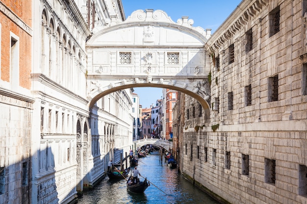 Il famoso Ponte dei Sospiri di Venezia è stato progettato da Antonio Contino e fu costruito all'inizio del XVII secolo