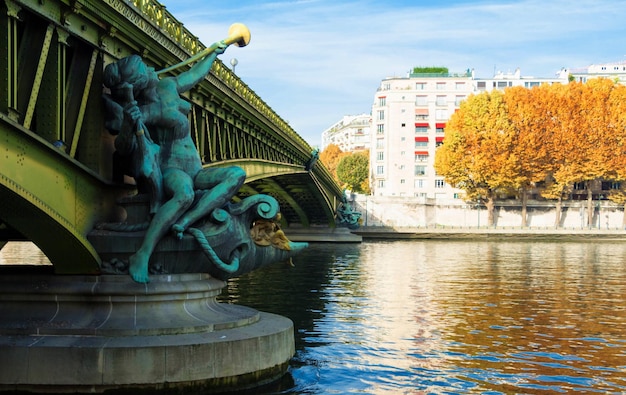 Il famoso ponte Mirabeau Parigi Francia