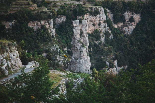 il famoso sentiero escursionistico sentiero degli dei conduce sulla cima della costiera amalfitana in italia