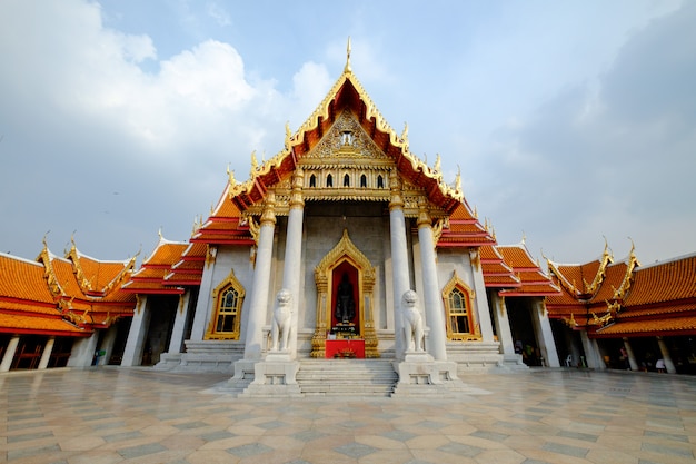 Il famoso tempio di marmo Benchamabophit di Bangkok, in Tailandia