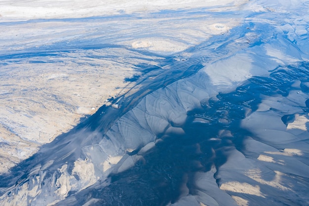 Il fango scorre nel primo piano di vista dall'alto del suolo sabbioso