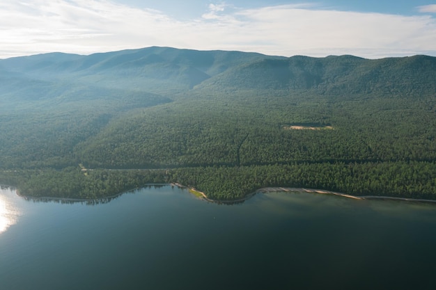 Il fantastico panorama del lago Baikal al tramonto è un lago di spaccatura situato nel sud della Siberia, in Russia. Vista del paesaggio estivo del lago Baikal. Vista dall'occhio del drone.