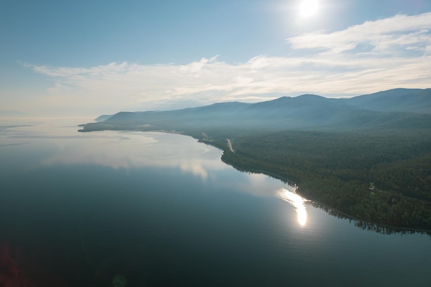 Il fantastico panorama del lago Baikal all'alba è un lago di spaccatura situato nel sud della Siberia, in Russia. Vista del paesaggio estivo del lago Baikal. Vista dall'occhio del drone.