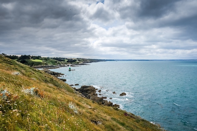 Il faro e il paesaggio costiero a Pleneuf Val Andre, Bretagna, Francia