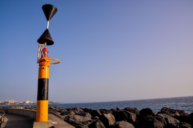 Il faro moderno vicino al mare