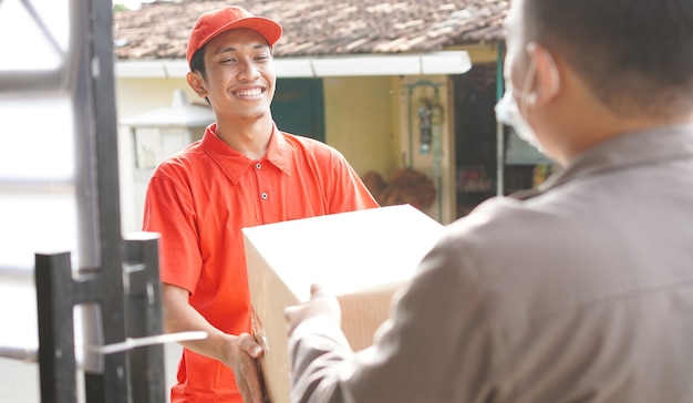 Il fattorino consegna la scatola al cliente