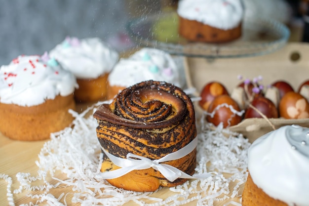 Il festivo kraffin ai semi di papavero è sul tavolo con uova di Pasqua e pasticcini