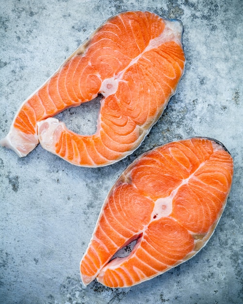 Il filetto di salmone fresco affettato piatto giaceva su sfondo di metallo squallido.