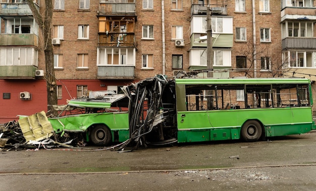 Il filobus è stato distrutto per strada dopo che le conseguenze dei bombardamenti russi della guerra in Ucraina hanno interrotto il trasporto