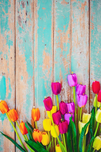 Il fiore del tulipano fiorisce su fondo di legno d&#39;annata, progettazione della struttura del confine. tono di colore vintage - concetto di fiore di primavera o estate sfondo