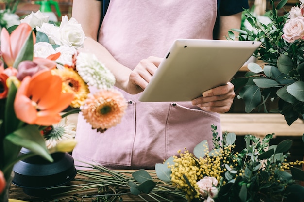 Il fiorista accetta l'ordine per la consegna di fiori