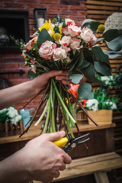 Il fiorista taglia un mazzo di fiori