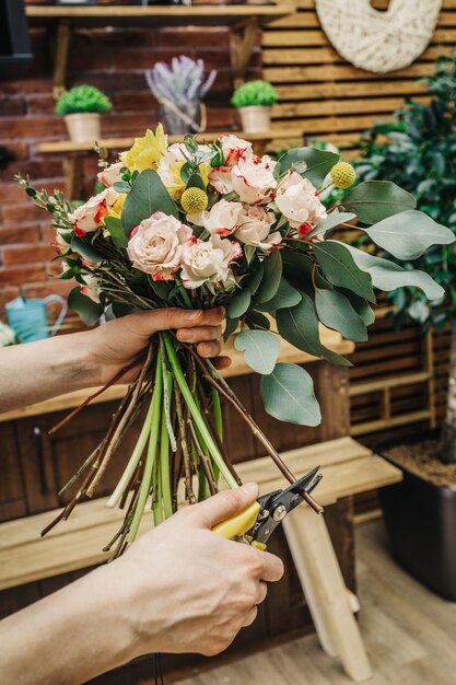 Il fiorista taglia un mazzo di fiori