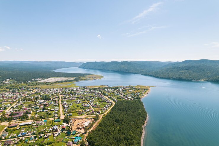 Il fiume Angara è un fiume importante in Siberia che lascia il lago Baikal vicino all'insediamento di Listvyanka. Vista aerea panoramica.