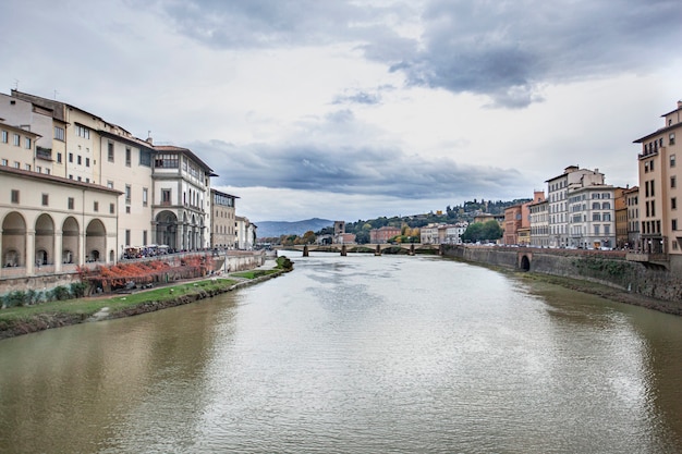 Il fiume Arno che attraversa Firenze