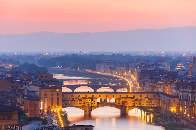 Il fiume Arno e il famoso Ponte Vecchio al tramonto da Piazzale Michelangelo a Firenze, Toscana, Italy