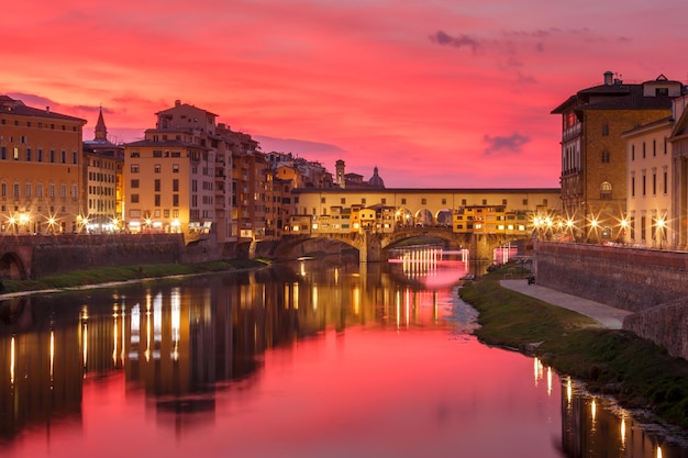 Il fiume Arno e il famoso Ponte Vecchio allo splendido tramonto a Firenze, Toscana, Italy