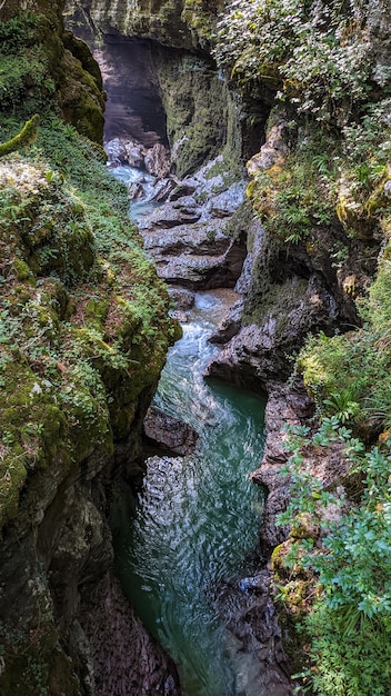 Il fiume azzurro scorre tra le rocce