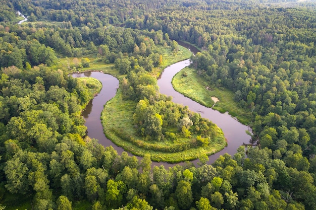 Il fiume Biarezina occidentale nella foresta di Naliboki