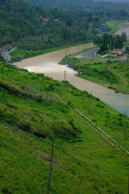 il fiume che scorre dalla chiusa della diga. serbatoi artificiali per drenare terreni agricoli. waduk.