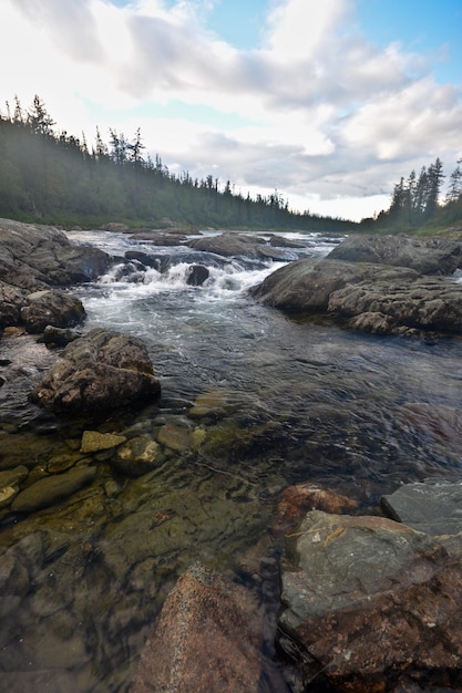 Il fiume di montagna Haramatalow negli Urali polari