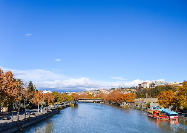 Il fiume di montagna Kura scorre nel centro di Tbilisi