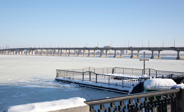 Il fiume Dnepr è coperto di ghiaccio e si vede il ponte sul fiume