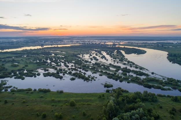 Il fiume Dnieper (Dniapro) in Bielorussia all'alba