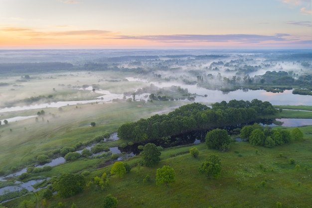 Il fiume Dnieper (Dniapro) in Bielorussia all'alba