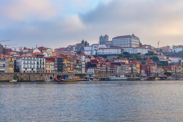 Il fiume Douro attraverso la città portoghese di Porto.