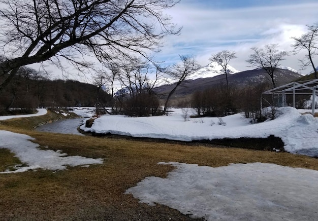 Il fiume è ghiacciato in inverno a Ushuaia Argentina