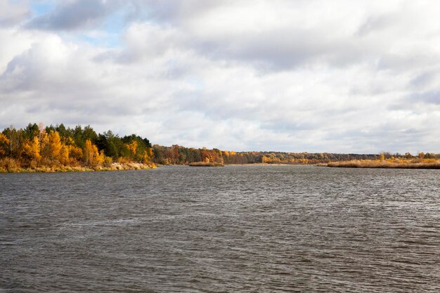 Il fiume e la foresta in autunno