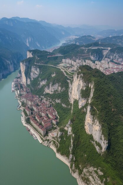 Il fiume è visibile dall'aria, le montagne sono verdi e il fiume è verde.