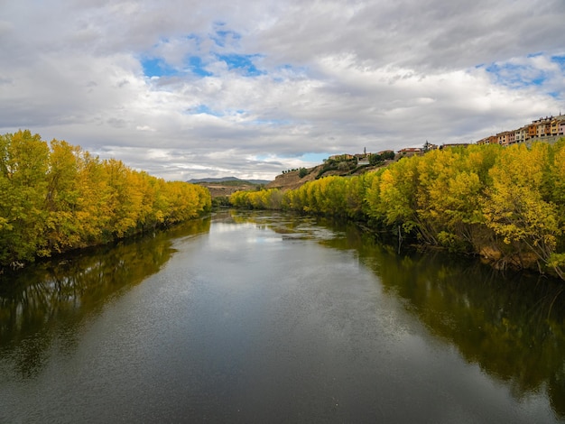 Il fiume Ebro mentre attraversa la città di San Vicente de la Sonsierra Rioja Spagna