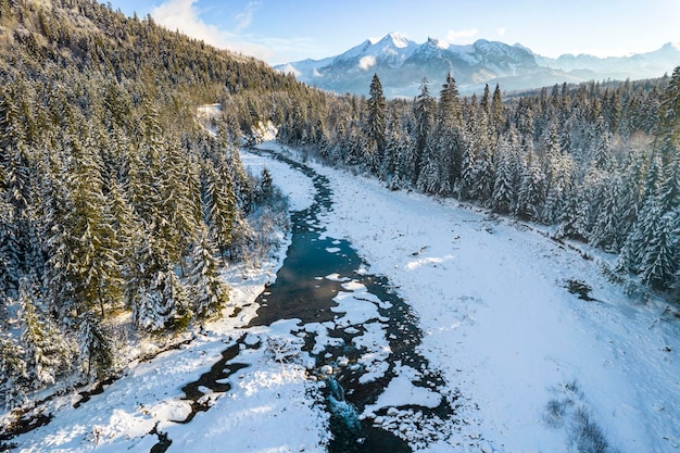 Il fiume ghiacciato e i monti Tatra nel paesaggio invernale del drone aereo