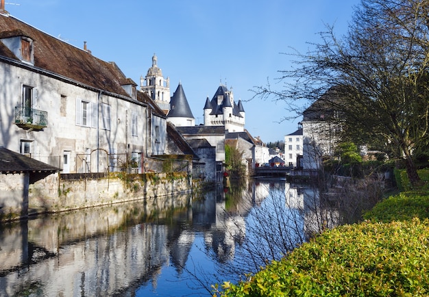 Il fiume Indres che scorre attraverso Loches, Francia