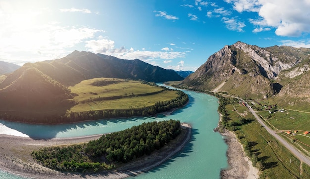 Il fiume katun in giornata estiva nella repubblica di altai russia montagne altai panorama aereo dal drone