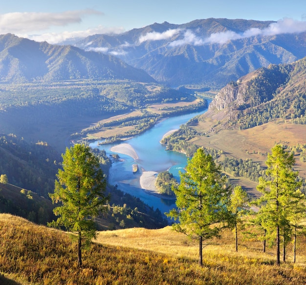 Il fiume Katun scorre tra le montagne