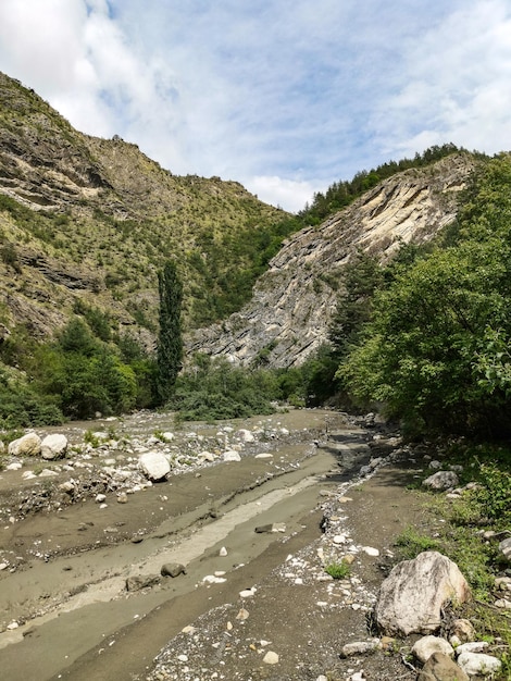 Il fiume Kvartakh nella stretta gola della montagna di Karadakh alla luce del sole in Daghestan Russia giugno 2021