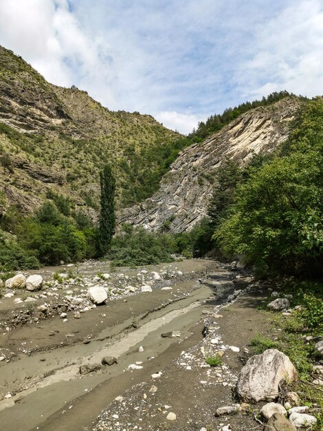 Il fiume Kvartakh nella stretta gola della montagna di Karadakh alla luce del sole in Daghestan Russia giugno 2021