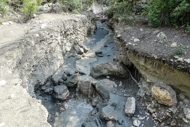 Il fiume Kvartakh nella stretta gola della montagna di Karadakh alla luce del sole in Daghestan Russia giugno 2021