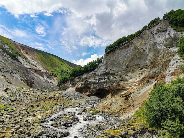 Il fiume KyzylKol circondato dalle montagne del Caucaso vicino a Elbrus Jilysu Russia