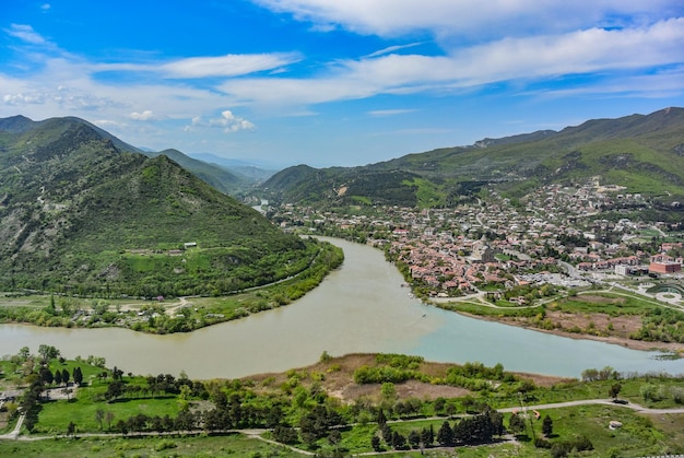 Il fiume Mtkvari sfocia nel fiume Aragvi vicino al monastero di Jvari Mtskheta Aprile 2019 Georgia