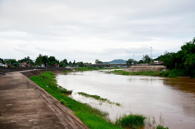 Il fiume Nan è un fiume della Thailandia È uno dei più importanti affluenti del fiume Chao Phraya