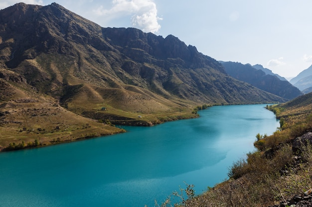 Il fiume naryn nelle montagne tien shan kirghizistan