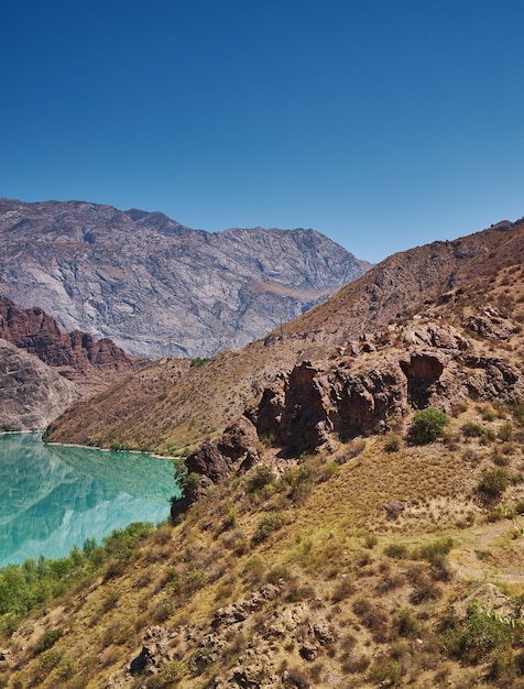 Il fiume Naryn sorge nelle montagne del Tien Shan in Kirghizistan, in Asia centrale