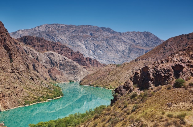 Il fiume Naryn sorge nelle montagne del Tien Shan in Kirghizistan, in Asia centrale