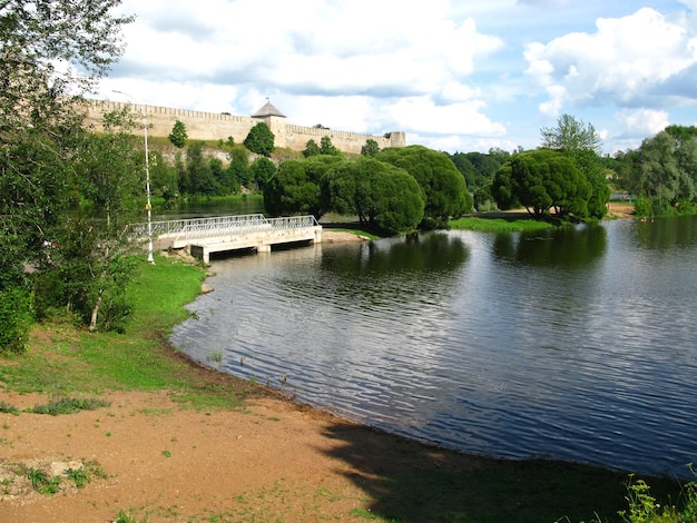Il fiume nella città di Narva in Estonia