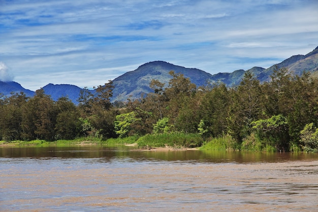 Il fiume nella valle di Wamena, Papua, Indonesia