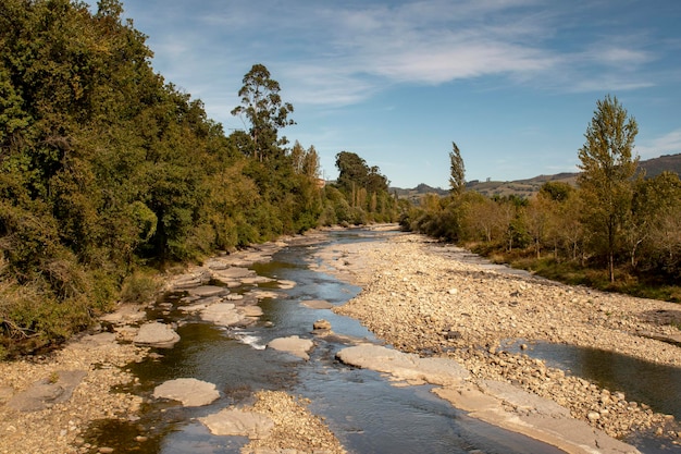 Il fiume passa mentre attraversa la cantabria